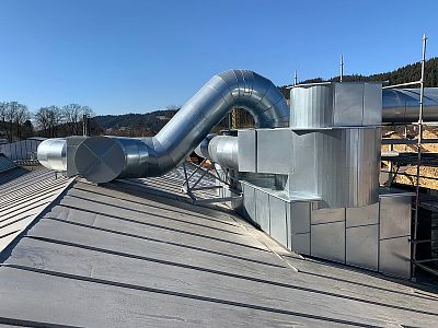 Instalace akustické izolace, oplechování potrubí a montáž tlumiče hluku