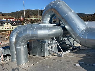 Instalace akustické izolace, oplechování potrubí a montáž tlumiče hluku