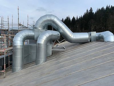 Instalace akustické izolace, oplechování potrubí a montáž tlumiče hluku