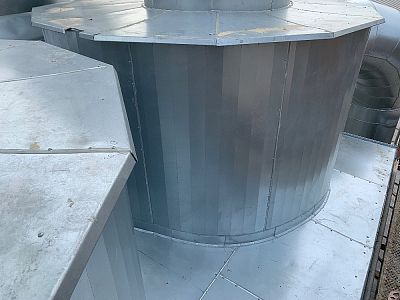 Instalace akustické izolace, oplechování potrubí a montáž tlumiče hluku