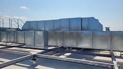 Izolace a oplechování VZT potrubí na střeše obchodního domu