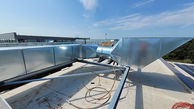 Izolace a oplechování VZT potrubí na střeše obchodního domu