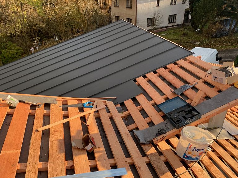 Instalace akustické izolace, oplechování potrubí a montáž tlumiče hluku
